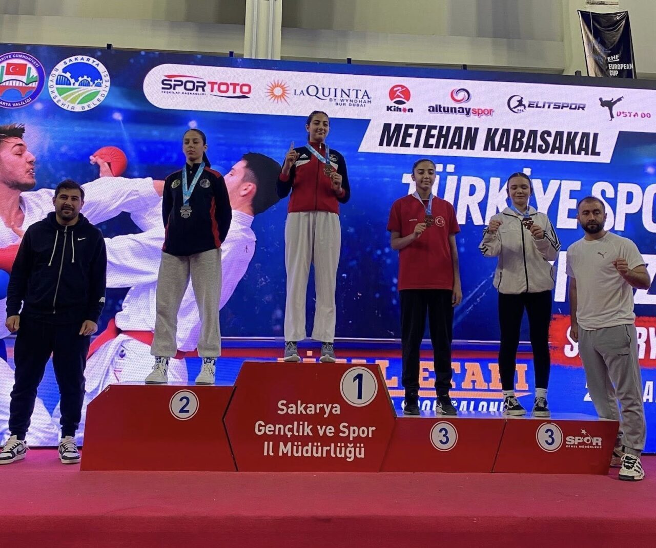 Kayserili Karateciler Sakarya'daki Final Etabından İki Madalyayla Döndü