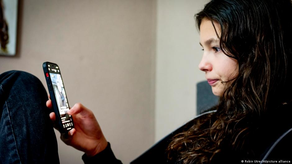 Almanya'da Gençlerden Sosyal Medya İçin Sıkı Denetim ve Yaş Sınırı Talebi