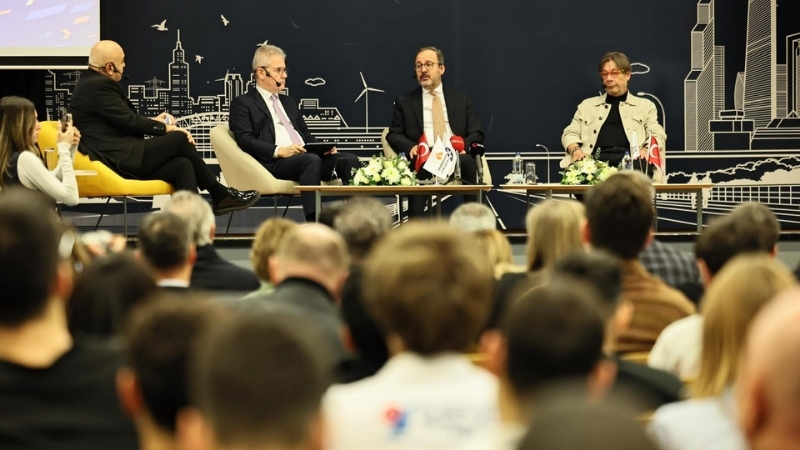 Mehmet Kasapoğlu İzmir'de Spor Yönetimi ve Dijital Medya Etiğini Değerlendirdi