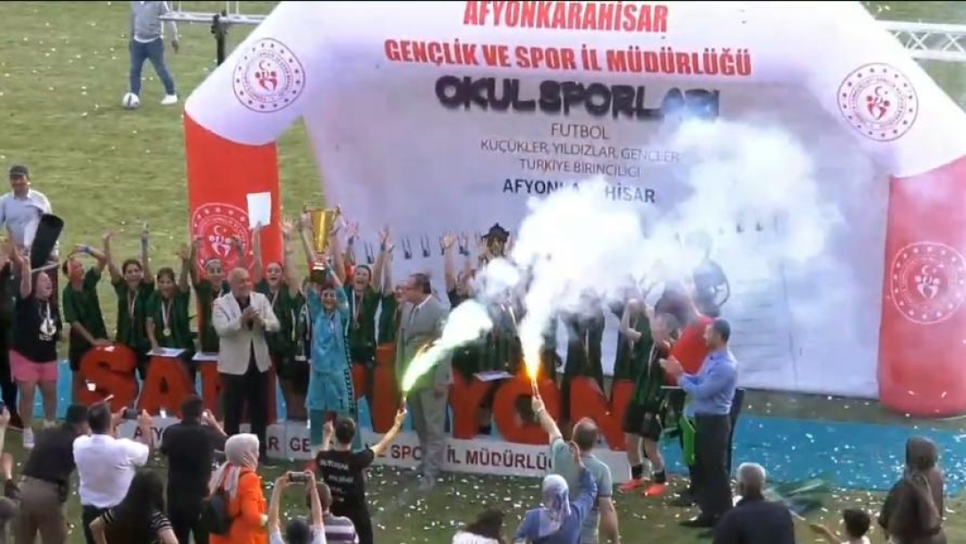 İlimiz Kartepe Hayrettin Gürsoy Spor Lisesi Genç Kızlar Futbol Takımı Türkiye Şampiyonu Oldu