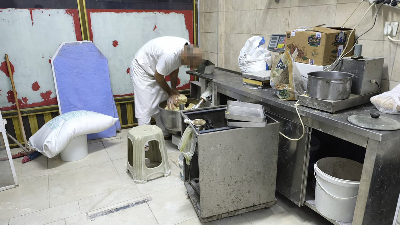 Mide bulandıran görüntü... Hamuru ayağıyla çiğnedi!