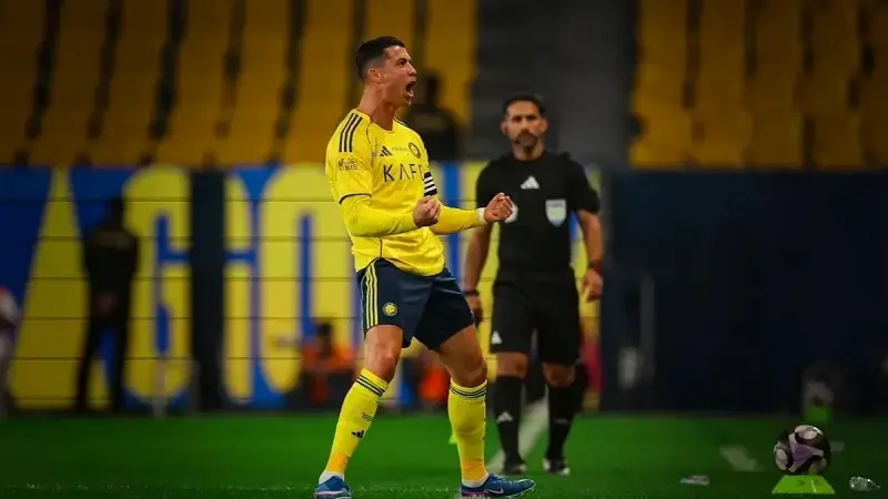 Sosyal medya bu görüntüleri konuşuyor! Cristiano Ronaldo maç sonu o kıyafeti giydi ve taraftarı selamladı | Futbol Haberleri