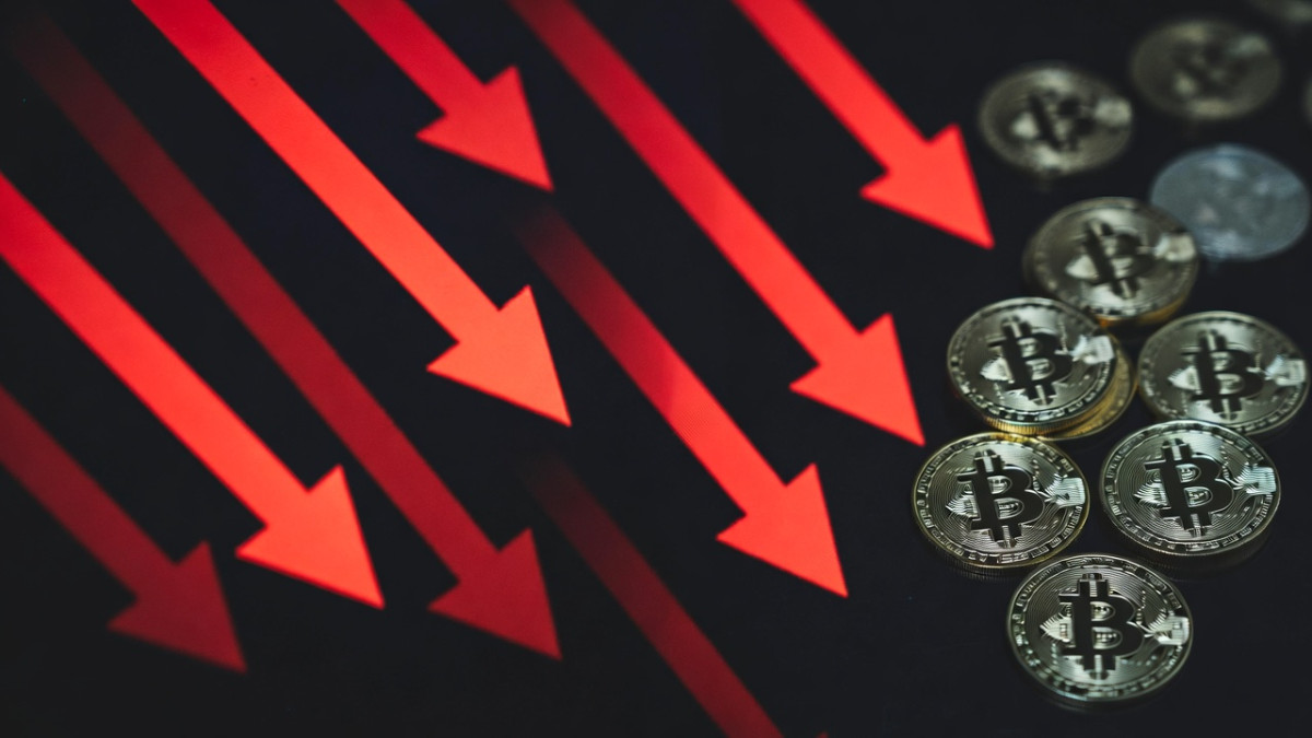 Bitcoin Faces Tariff Uncertainty: $100 Billion Wiped from Crypto Market