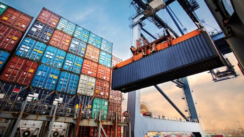 Global Trade Uncertainty Following US Tariff Ruling: Cautious Steps from EU and Asia