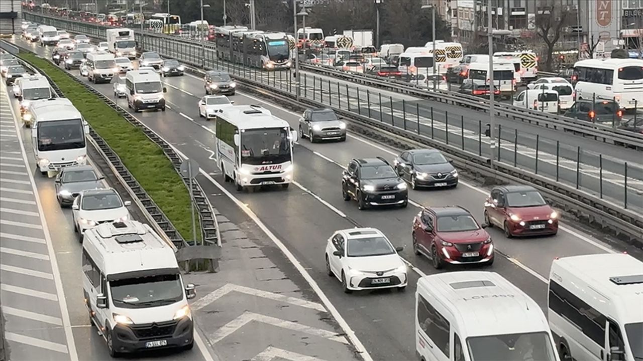 İstanbul'da Haftanın İlk İş Gününde Trafik ve Toplu Taşıma Yoğunluğu