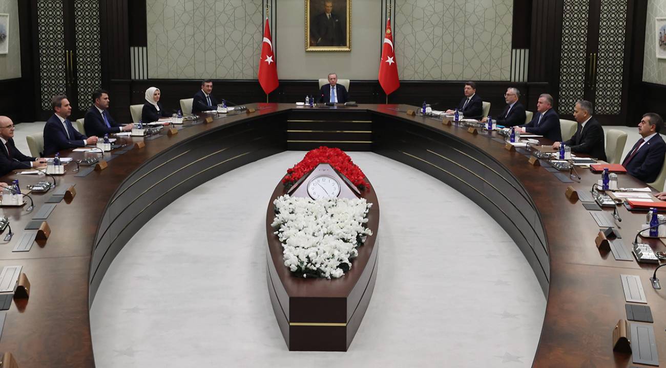 Presidential Cabinet Convenes: Retirement Bonuses and Economy on the Agenda