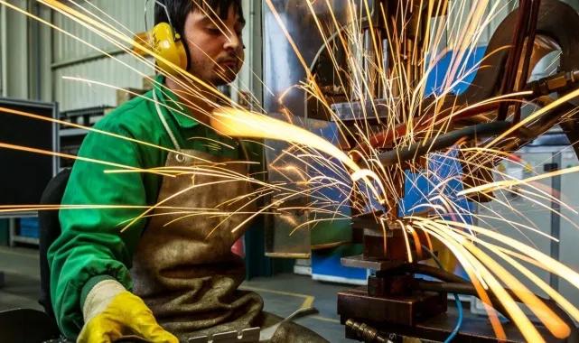 ABD Ekonomisinde Yavaşlama Sinyali: İmalat ve Hizmet PMI Verileri Beklentilerin Altında