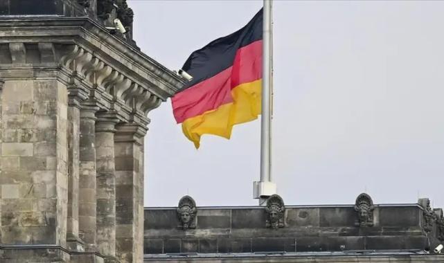 Almanya'da İmalat Sanayisi 3,5 Yıl Sonra Büyümeye Geçti: PMI Verileri Beklentileri Aştı