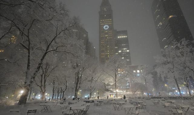 Severe Snowstorm in New York: Snow Depth Exceeds 30 Centimeters