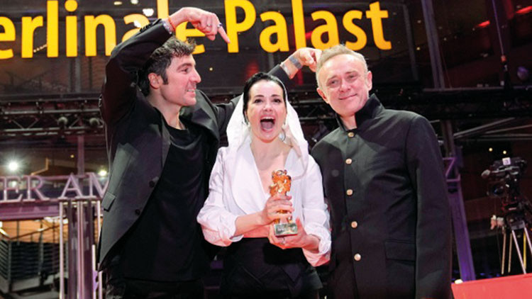 75. Berlin Film Festivali'nde Tarihi Başarı: 'Sarı Zarflar' Altın Ayı, 'Kurtuluş' Gümüş Ayı Kazandı