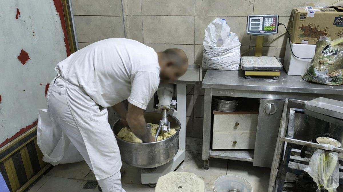 Nauseating Footage in Sakarya: Business Sealed After Kneading Dough with Feet