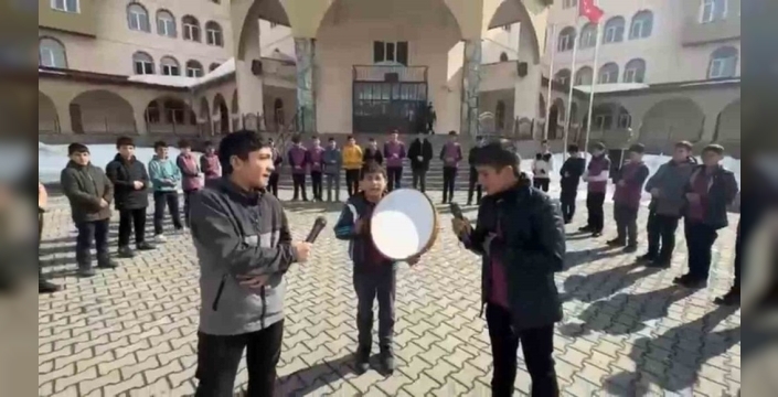 Patnos'ta okul bahçesinde 'Kâbe'de Hacılar' ilahisi yankılandı, sosyal medyada tartışma yarattı EĞİTİM Yayınlanma :