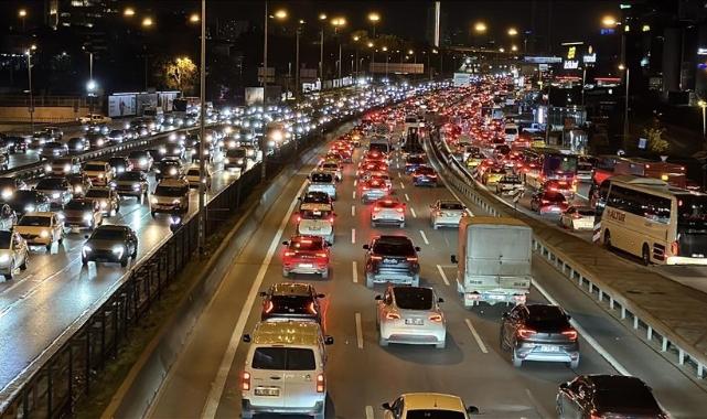 İstanbul'da iftar öncesi trafik yoğunluğu yüzde 83'e yükseldi