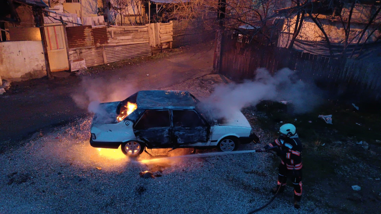 Park halindeki araç alev aldı!