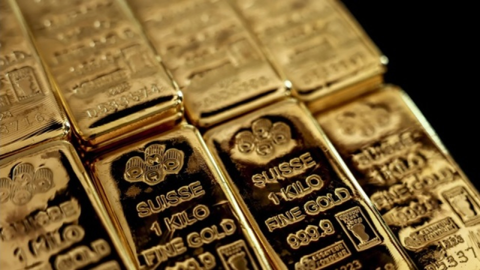 Gold Rises on Weaker Dollar Support