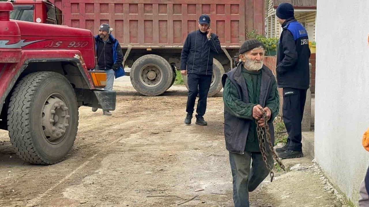 Man Whose House Was Cleared of 20 Trucks of Trash Dies After Falling from Roof in Sakarya